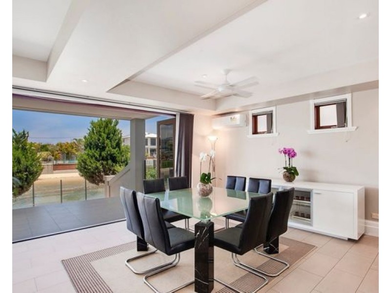 14 Monte Vista Court, Broadbeach Waters QLD 4218