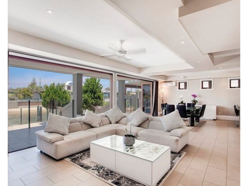 14 Monte Vista Court, Broadbeach Waters QLD 4218