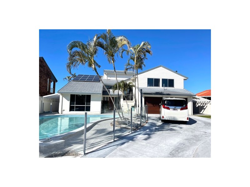 5 Pebble Beach Drive, Runaway Bay QLD 4216