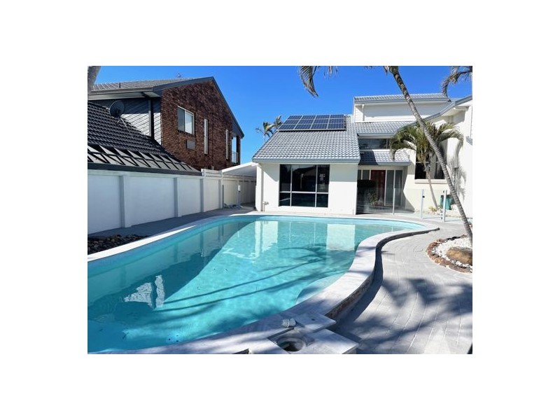 5 Pebble Beach Drive, Runaway Bay QLD 4216