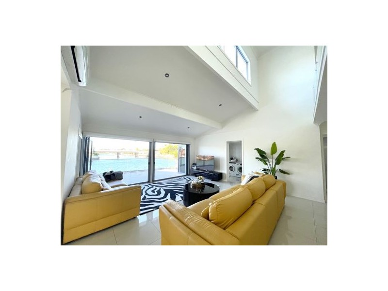 5 Pebble Beach Drive, Runaway Bay QLD 4216