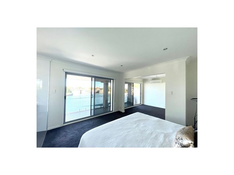 5 Pebble Beach Drive, Runaway Bay QLD 4216