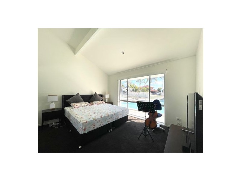 5 Pebble Beach Drive, Runaway Bay QLD 4216