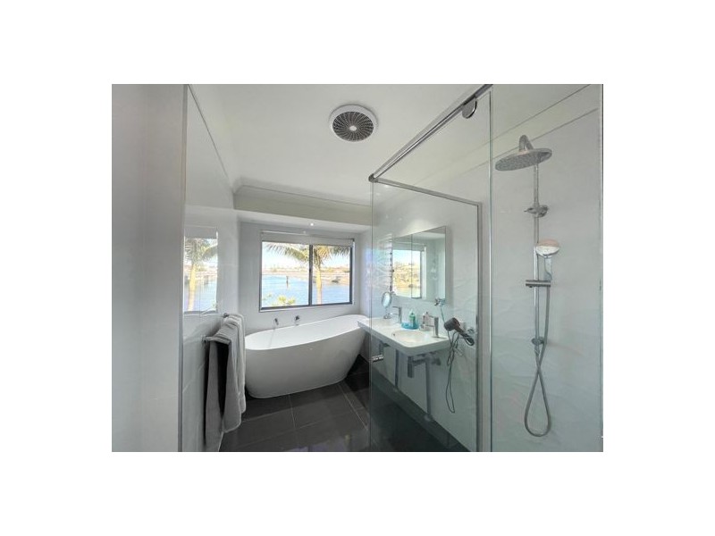 5 Pebble Beach Drive, Runaway Bay QLD 4216