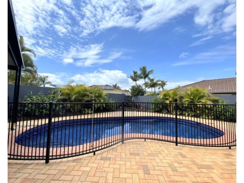 4 London Chase, Arundel QLD 4214