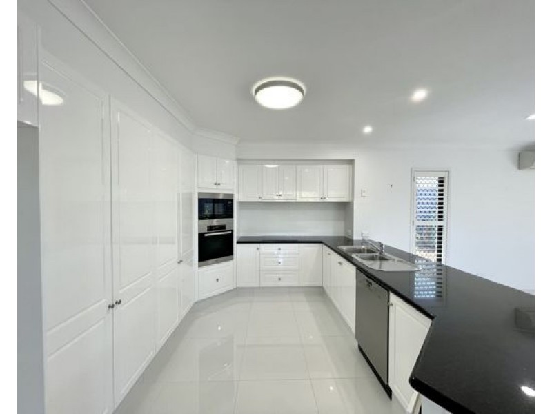 4 London Chase, Arundel QLD 4214