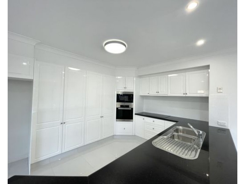 4 London Chase, Arundel QLD 4214