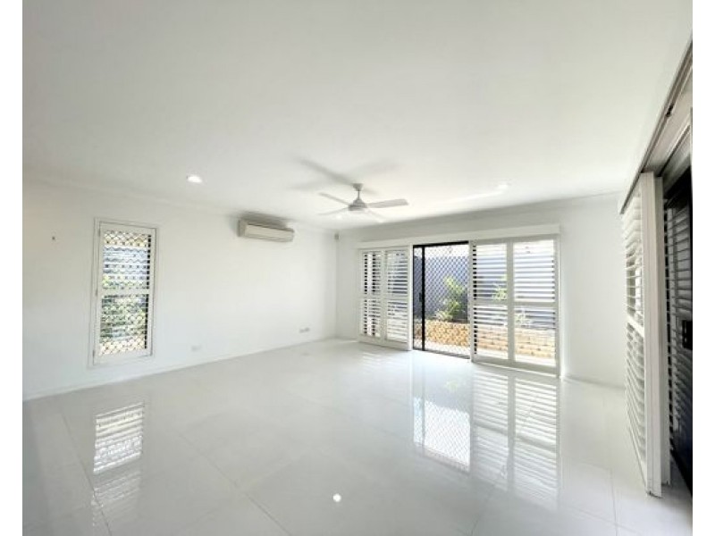 4 London Chase, Arundel QLD 4214