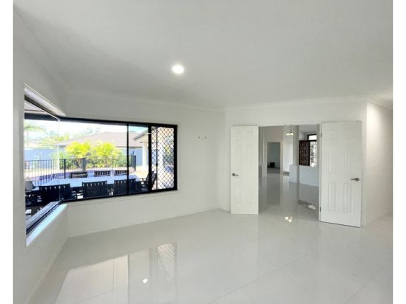 4 London Chase, Arundel QLD 4214