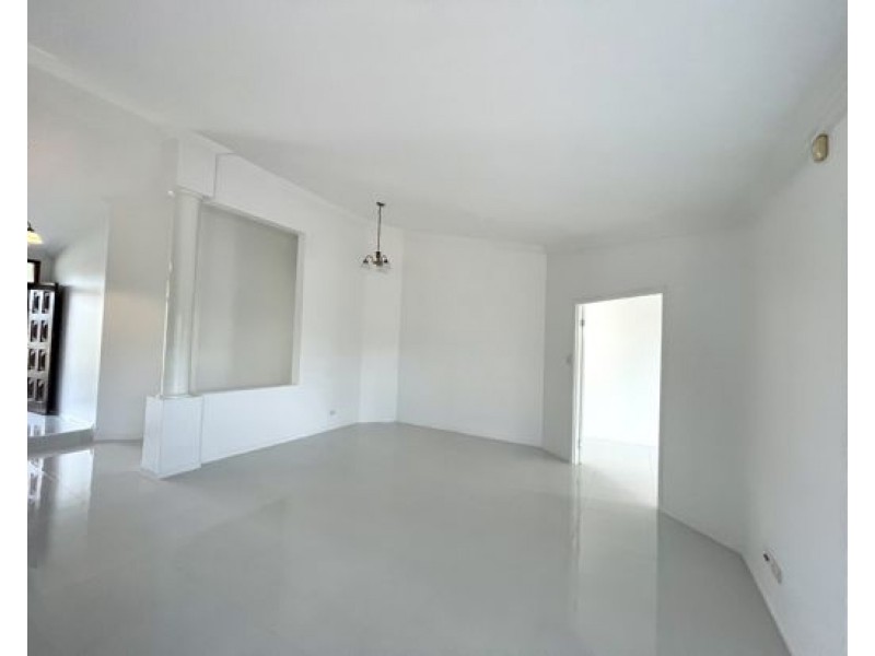 4 London Chase, Arundel QLD 4214