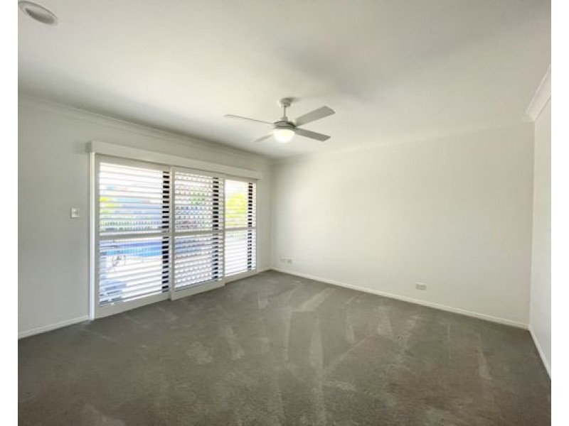 4 London Chase, Arundel QLD 4214