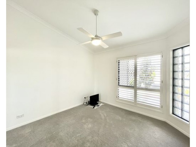 4 London Chase, Arundel QLD 4214