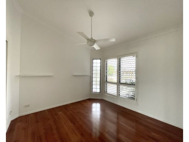 4 London Chase, Arundel QLD 4214