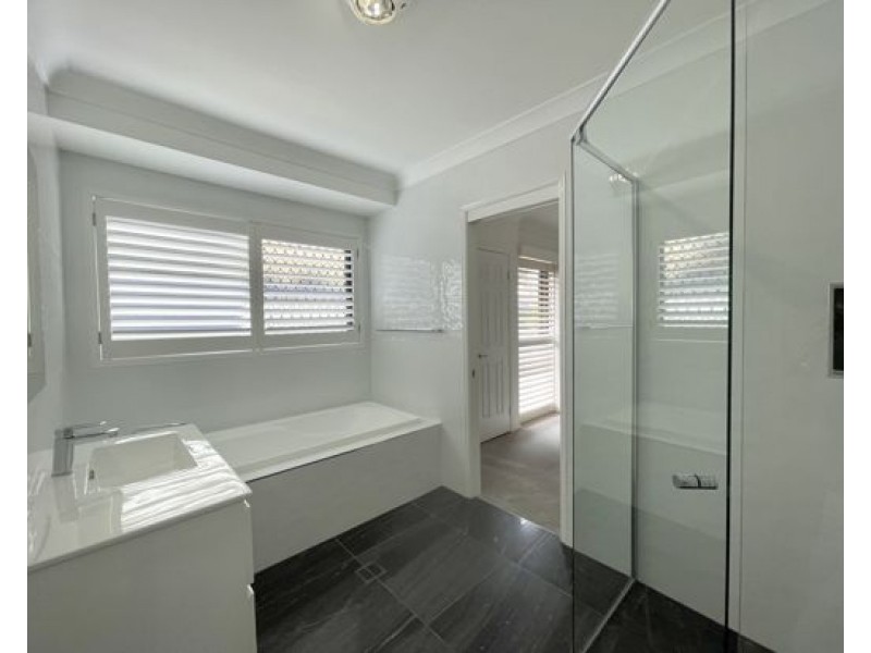 4 London Chase, Arundel QLD 4214