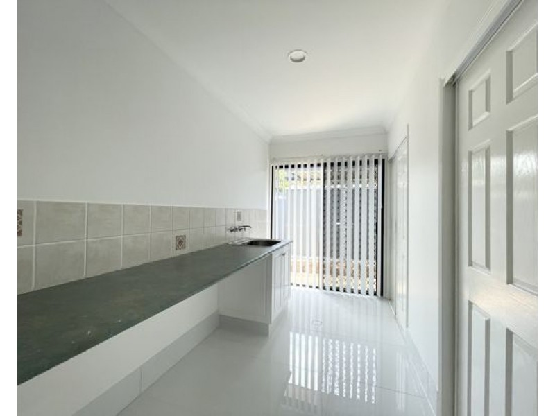 4 London Chase, Arundel QLD 4214