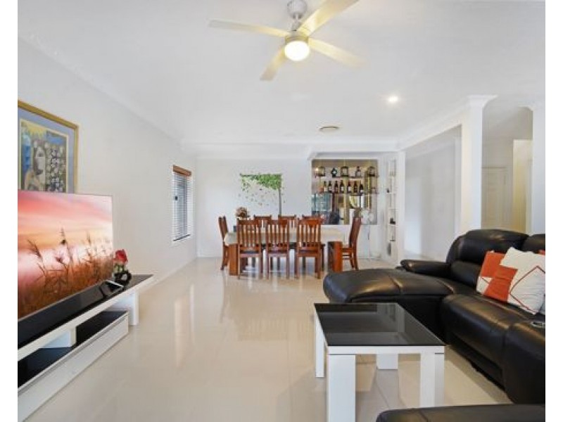 18 Kincardine Drive, Benowa Waters QLD 4217