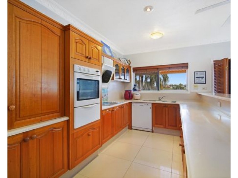 18 Kincardine Drive, Benowa Waters QLD 4217