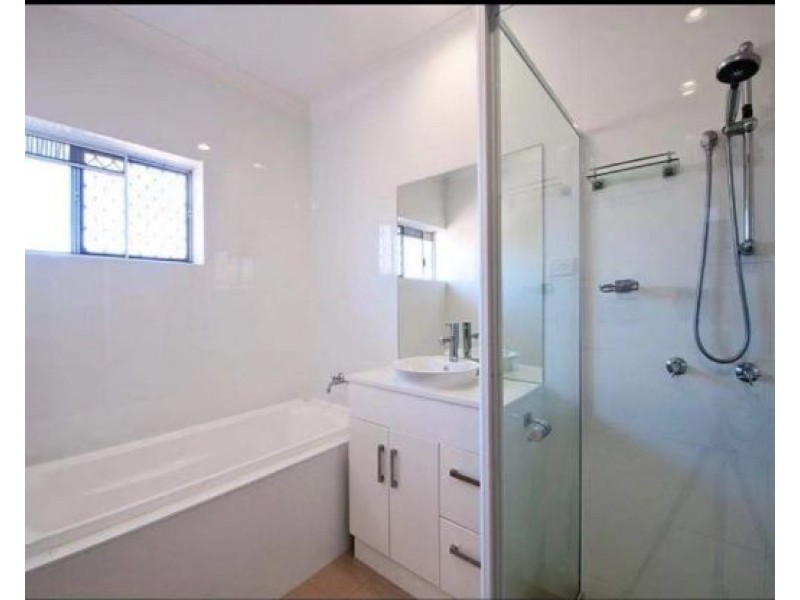 18 Kincardine Drive, Benowa Waters QLD 4217