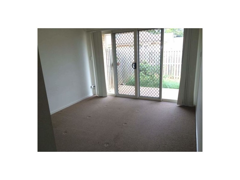 9/8 Rosegum Pl, Redbank Plains QLD 4301