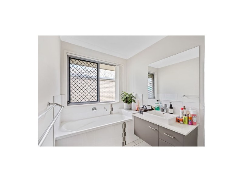 8 Hillsborough Place, Pimpama QLD 4209