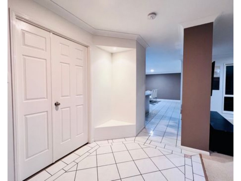 6 Maltravers Drive, Arundel QLD 4214