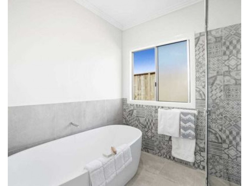 104 Springbrook Avenue, Redlynch QLD 4870