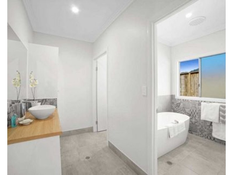 104 Springbrook Avenue, Redlynch QLD 4870