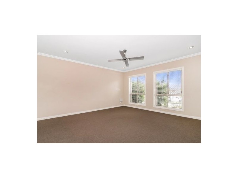 76 Larapinta Cct, Parkinson QLD 4115