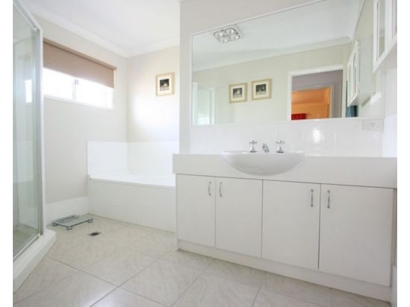 16 LAWSON PLACE, Forest Lake QLD 4078