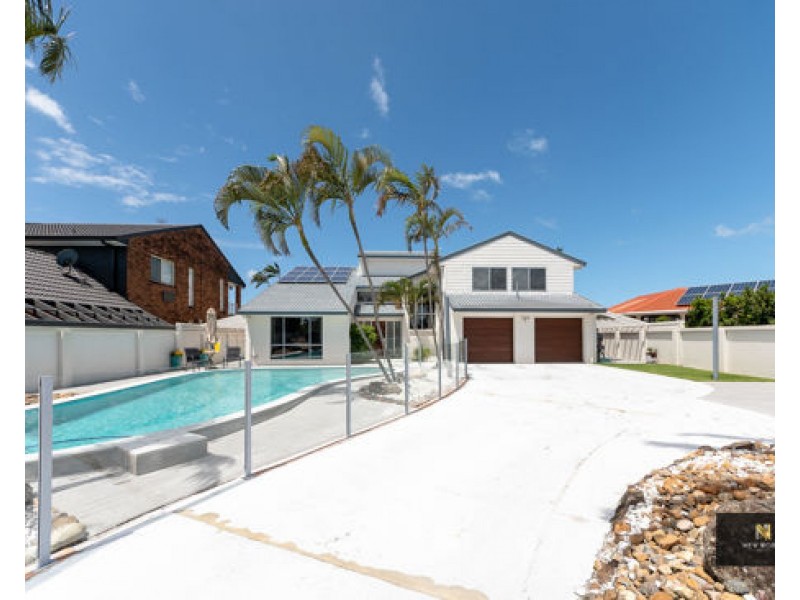 5 Pebble Beach Drive, Runaway Bay QLD 4216