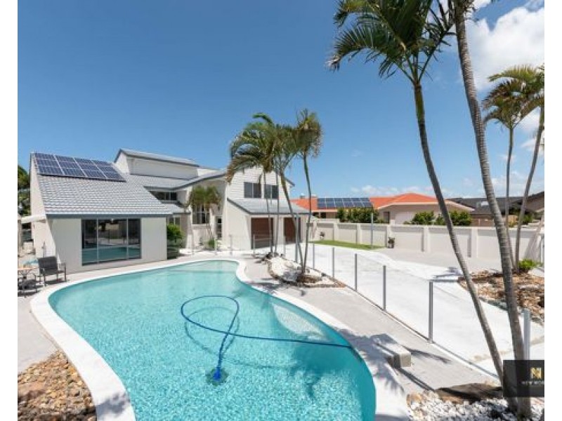 5 Pebble Beach Drive, Runaway Bay QLD 4216