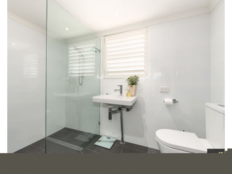5 Pebble Beach Drive, Runaway Bay QLD 4216