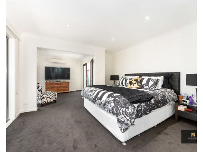 5 Pebble Beach Drive, Runaway Bay QLD 4216