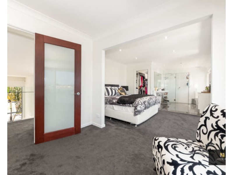 5 Pebble Beach Drive, Runaway Bay QLD 4216