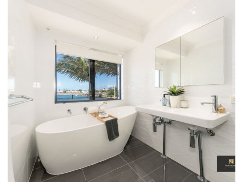 5 Pebble Beach Drive, Runaway Bay QLD 4216
