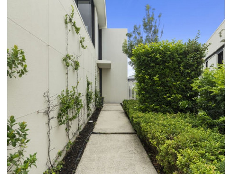 12a The Dress Circle, Benowa QLD 4217