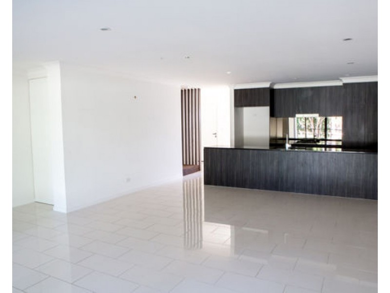 169 North Hill Drive, Robina QLD 4226