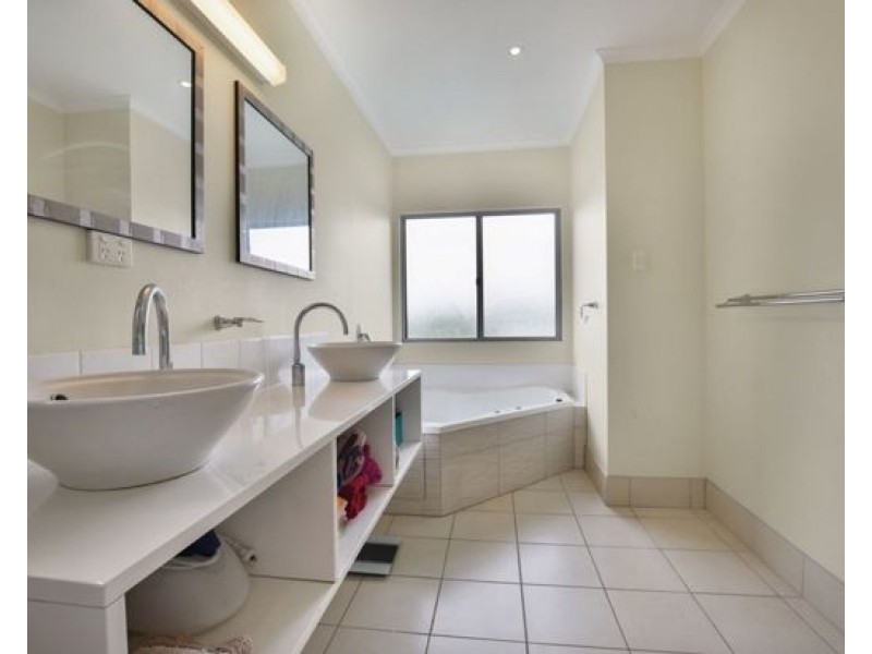 135 McManus St, Whitfield QLD 4870