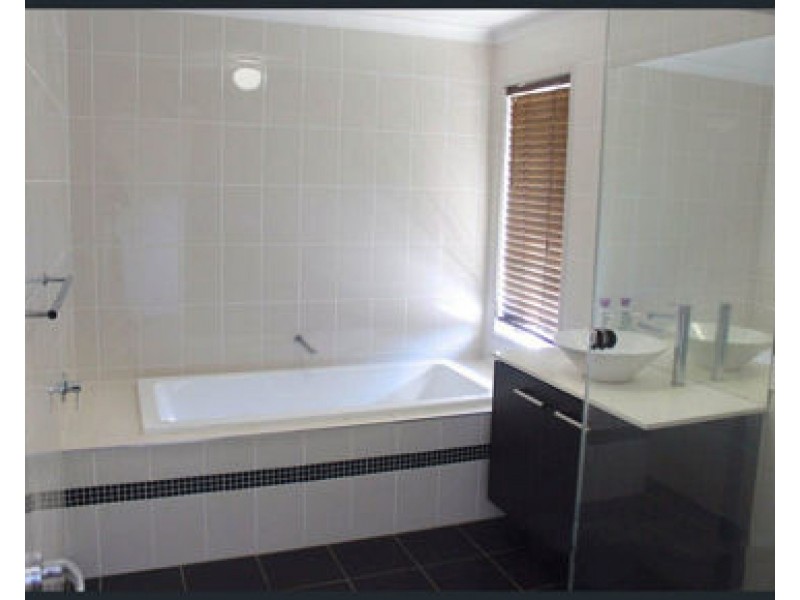 6 Acomis Street, Mackenzie QLD 4156