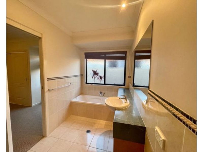 127 Arun Drive, Arundel QLD 4214
