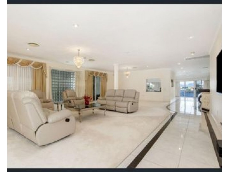 23 San Simeon Drive, Clear Island Waters QLD 4226