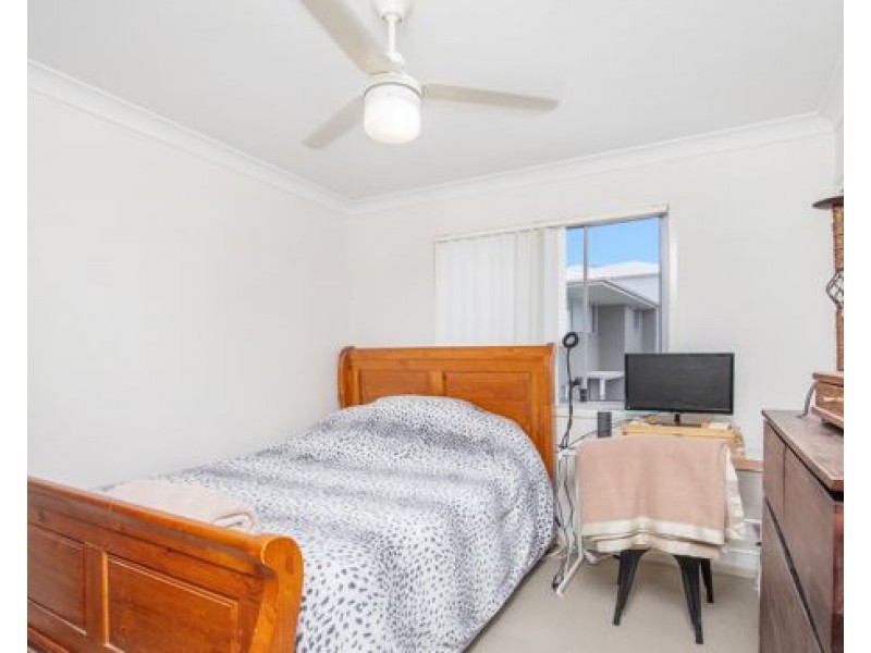 33/2 Sangster Crescent, Pacific Pines QLD 4211