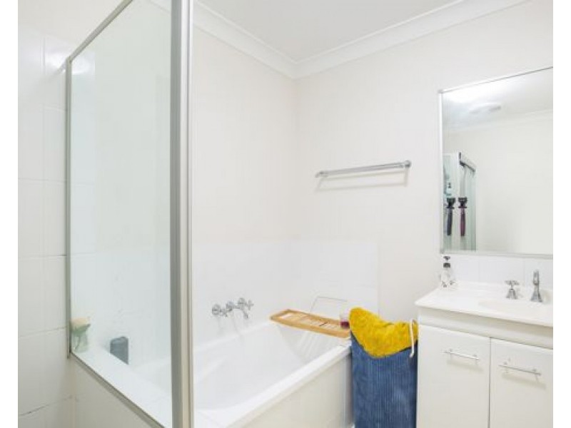 33/2 Sangster Crescent, Pacific Pines QLD 4211