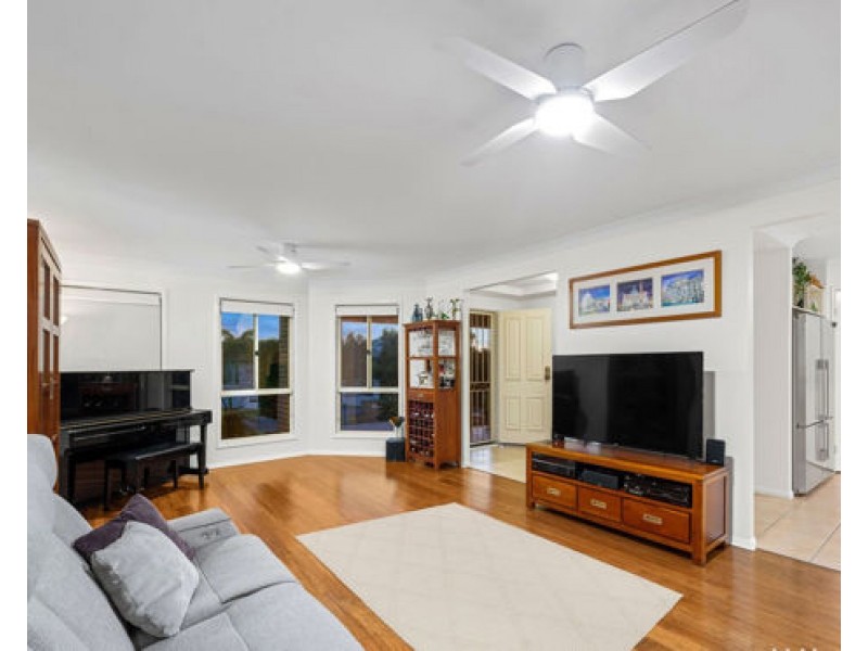 16 Eaton Place, Wishart QLD 4122