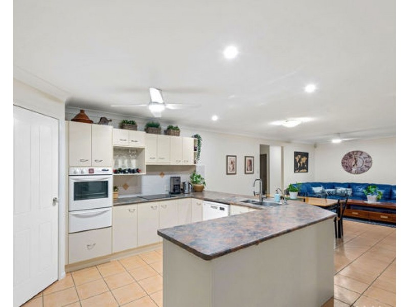 16 Eaton Place, Wishart QLD 4122