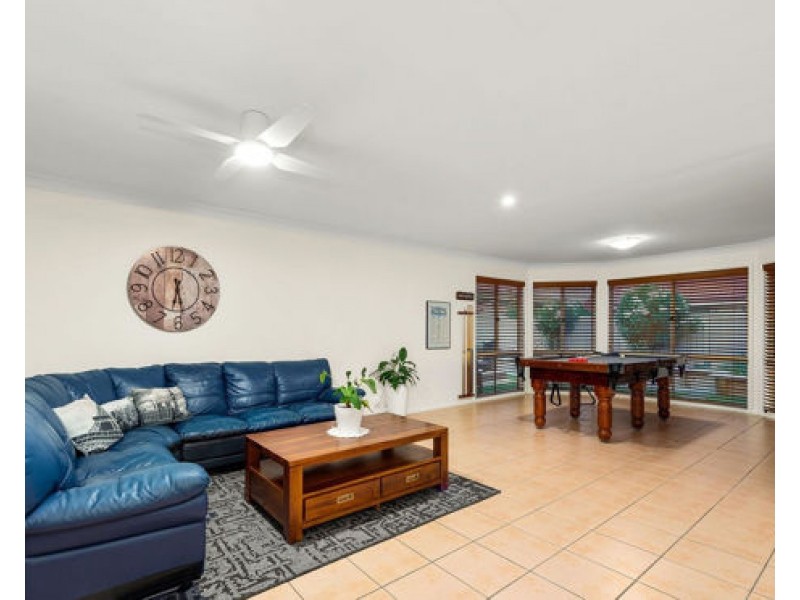 16 Eaton Place, Wishart QLD 4122