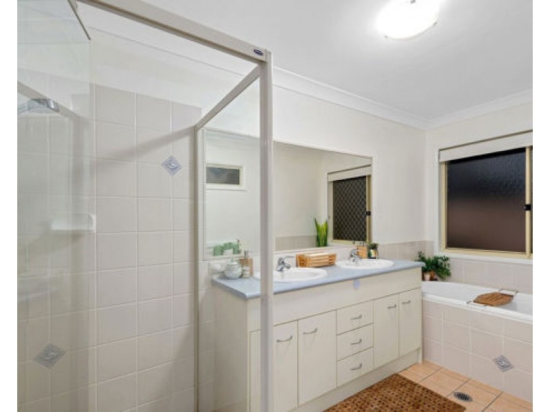 16 Eaton Place, Wishart QLD 4122