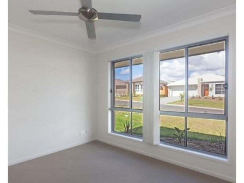 19 Milbrook Crescent, Pimpama QLD 4209
