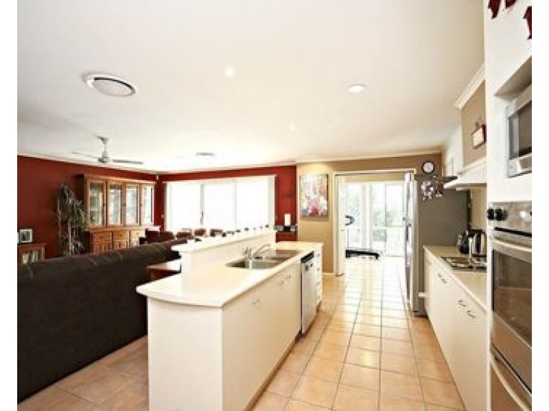 8 Lochno Close, Parkinson QLD 4115