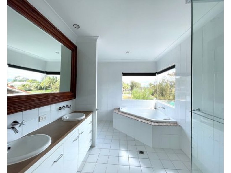 26 Moana Park Avenue, Broadbeach Waters QLD 4218